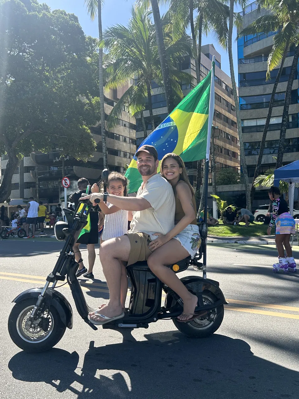 Passeio em família com mobilidade elétrica
