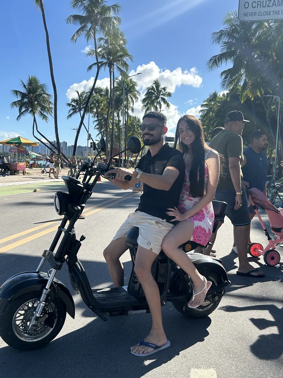 Família durante passeio de moto elétrica